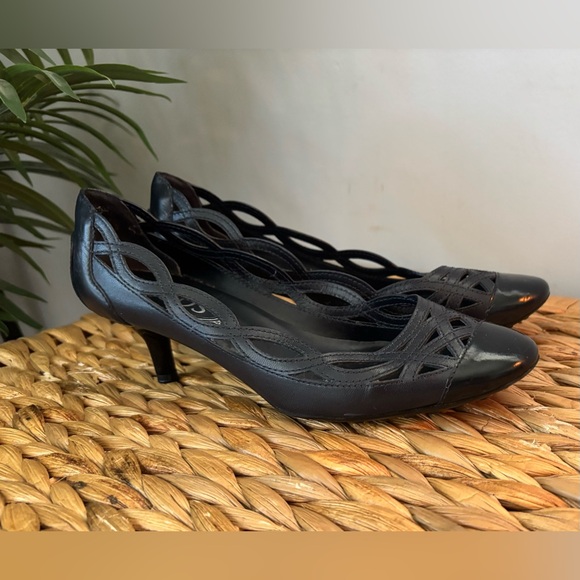 Tod's Navy Cutout Women's Heels - Picture 1 of 15